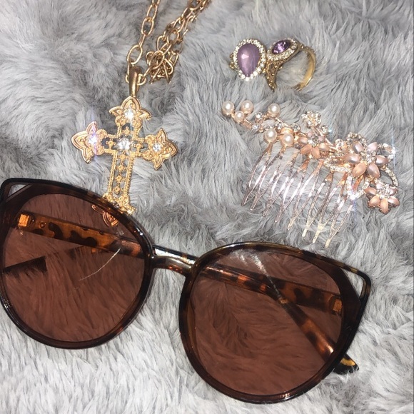 Jewelry and sunglasses - Picture 4 of 4